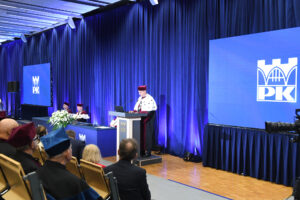 Rektor Andrzej Szarata przemawia przy mównicy
