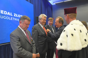 Minister w towarzystwie rektora wręcza odznaczenia państwowe