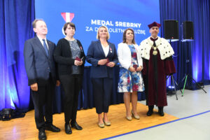 Wspólne zdjęcie odznaczonych pracowników z ministrem i rektorem