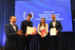 Prof. Magiera i laureaci nagrody