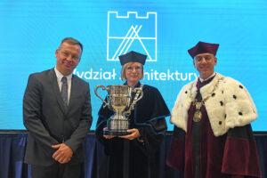 Od lewej Mateusz Stella-Sawicki, prof. Magdalena Kozień-Woźniak z pucharem w ręce, rektor Andrzej Szarata