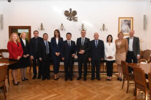 Uczestnicy spotkania z chińską delegacją w Sali Senackiej PK
