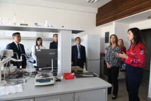 Delegacja za Chin w laboratorium chemicznym PK, pracownica PK coś tłumaczy