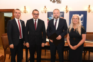 Do zdjęcia pozują, od lewej: rektor Andrzej Szarata, dziekan Maciej Sułowicz, laureat wpisu Grzegorz Andrzejczyk, prezes SWPK Izabela Paluch