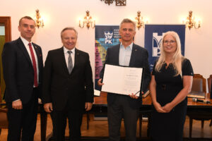 Prof. Andrzej Szarata, dziekan Jerzy Sładek, laureat wpisu Kazimierz Murzyn, Izabela Paluch