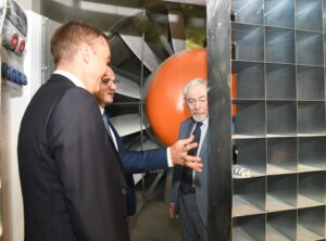 Rektor Szarata, Łukasz Flaga i Prezydent Majchrowski oglądają wyposażenie laboratorium