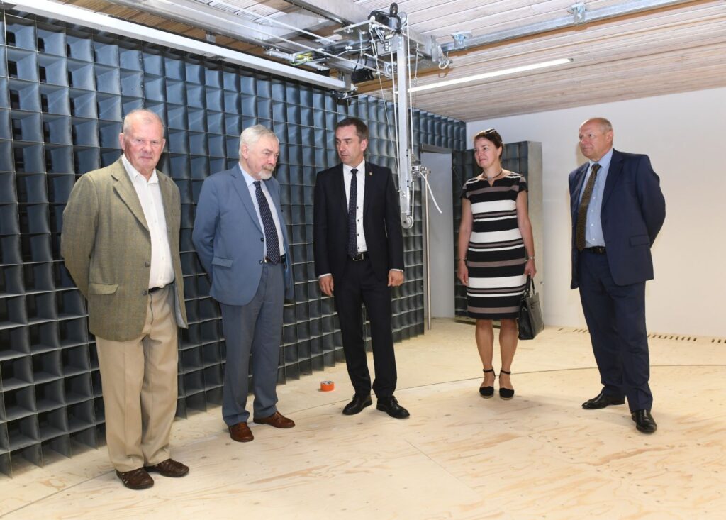 Prof. Andrzej Flaga, pomysłodawca LAŚ, prezydent Krakowa prof. Jacek Majchrowski, rektor PK prof. Andrzej Szarata, prof. PK Lucyna Domagała, dziekan Wydział Inżynierii Lądowej PK oraz prof. PK Tomasz Kapecki, prorektor uczelni"