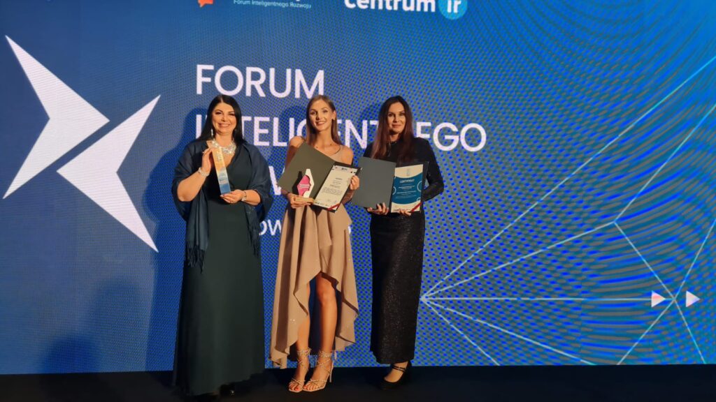 Prof. Agnieszka Sobczak-Kupiec, mgr inż. Dagmara Słota, dr hab. inż. Bożena Tyliszczak, prof. PK pozują do zdjęcia, za nimi wyświetla się nazwa Forum Inteligentnego Rozwoju