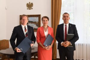 Do zdjęcia pozują na stojąco, od lewej Mirosław Boryczko, dziekan WIL prof. Lucyna Domagała i rektor PK prof. Andrzej Szarata