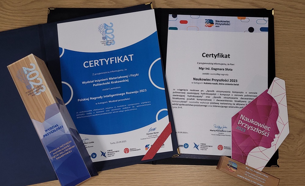 Statuetki i certyfikaty zdobyte przez badaczki z PK podczas Forum Inteligentnego Rozwoju