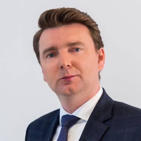 Filip Pachla na zdjęciu portretowym, patrzy pewnym wzrokiem w obiektyw