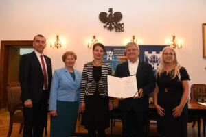 Prof. Andrzej Szarata, Józefa Majerczak, dziekan Wydziału Inżynierii Lądowej prof. Lucyna Domagała, laureat wpisu Stefan Majerczak, Izabela Paluch