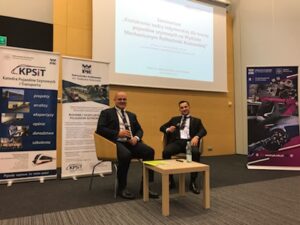 Debata podczas targów TRAKO. Mężczyźni siedzą w fotelach