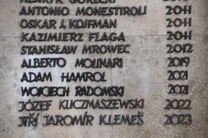 Tablica pamiątkowa w głównym budynku PK z nazwiskiem nowego DHC PK