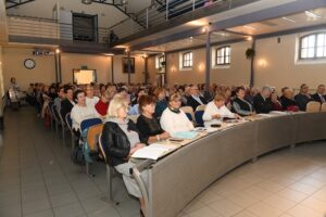Uczestnicy inauguracji roku akademickiego UTW PK siedzą na widowni w pawilonie "Kotłownia"