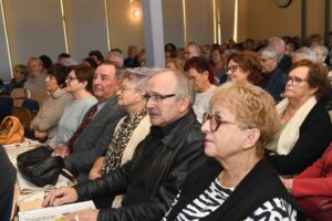 Uczestnicy inauguracji roku akademickiego UTW PK siedzą na widowni w pawilonie "Kotłownia"