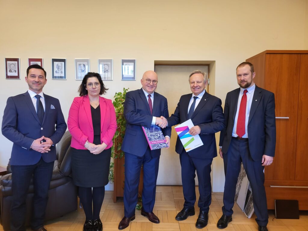 Do zdjęcia pozują, od lewej: dr hab. inż. Maciej Szkoda, prof. PK, kierownik Katedry Pojazdów Szynowych i Transportu WM PK, Katarzyna Dobrzańska-Junco, dyrektor MORD Paweł Mucha, dziekan WM prof. Jerzy A. Sładek, dr Maciej Górowski