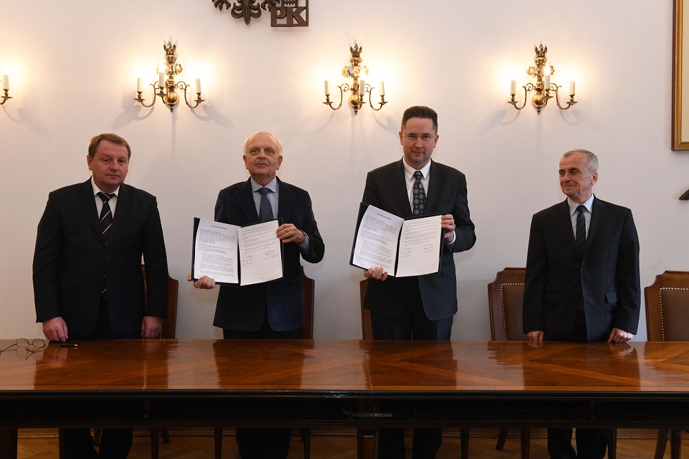 podpisanie umowy między PK a MPK, 1) od lewej: prorektor ds. nauki prof. Dariusz Bogdał, rektor PK prof. Andrzej Białkiewicz, prezes zarządu MPK S.A. w Krakowie dr Rafał Świerczyński, wiceprezes zarządu MPK S.A. w Krakowie ds. eksploatacji i rozwoju Mariusz Szałkowski