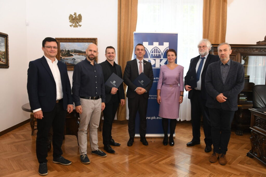 Do zdjęcia pozują na stojąco, od lewej: dr inż. Daniel Kubek, Tomasz Jaworski, Łukasz Krupczak, prof. Andrzej Szarata, dr hab. inż. Lucyna Domagała, prof. PK, Robert Czuła oraz dr inż. Mariusz Dudek (kierownik Katedry Systemów Transportowych)