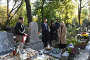 Rektor Szarata i kilkoro studentek i studentów z samorządu składają kwiaty na grobie