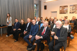 Grupa ludzi siedzących na krzesłach