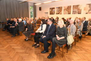 Widok na salę, w której siedzi sporo osób
