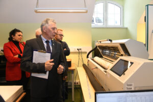 Dr Jan Wrona oprowadza po laboratorium