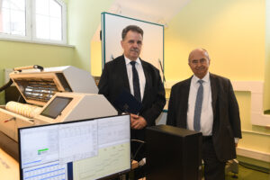 Prof. Stanisław Rybicki i prof. Jan Taler pozują do zdjęcia