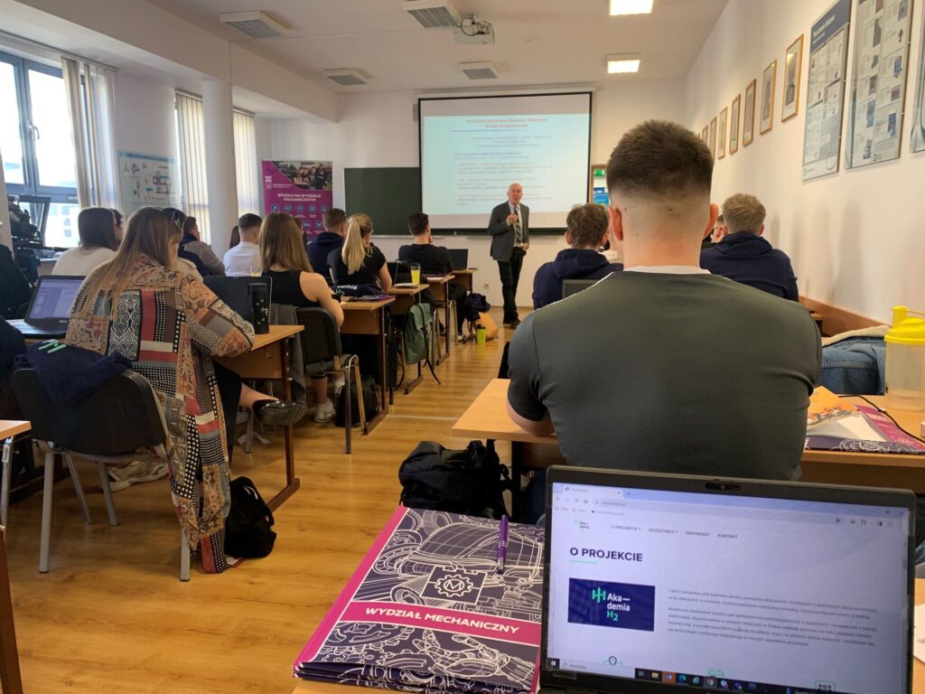 sala wykładowa, studenci siedzą w ławkach