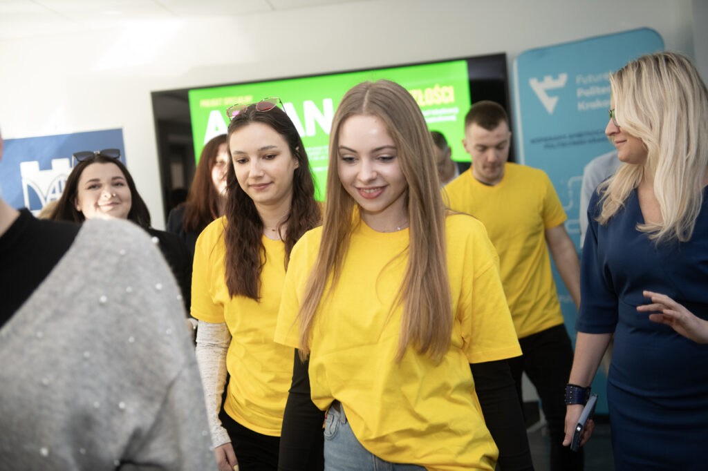 grupa studentek i studentów PK, ubranych w żółte koszulki