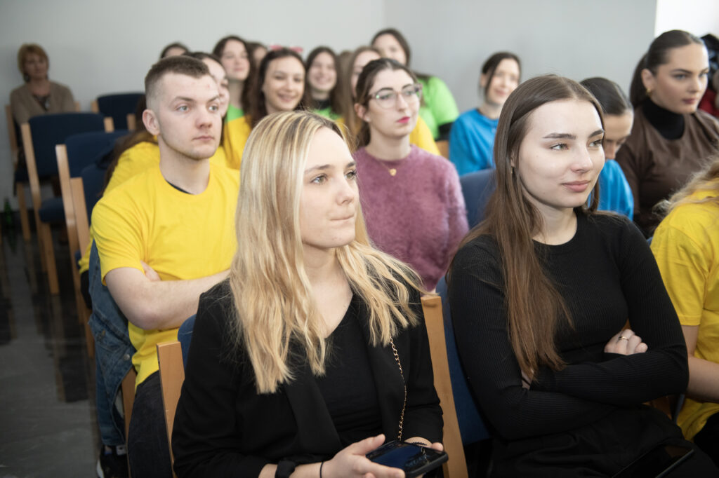 Studentki i studenci PK siedzą na widowni