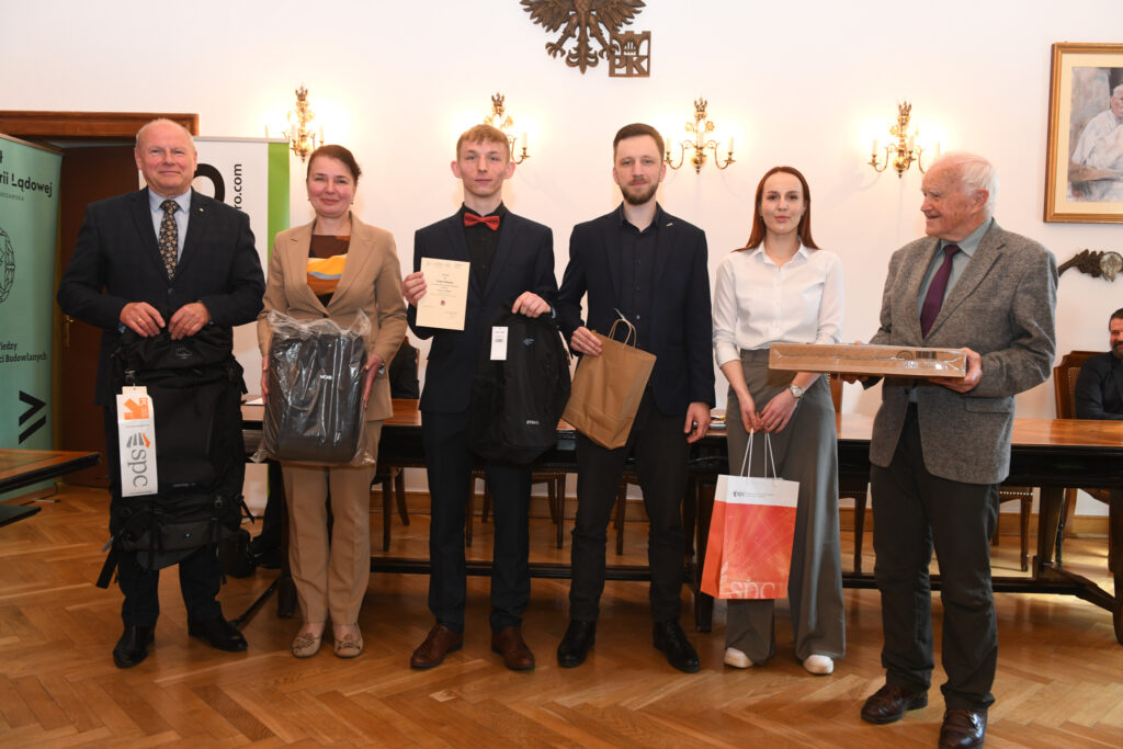 Prorektor prof. Tomasz Kapecki i dziekan WIL prof. Lucyna Domagała pozują do wspólnego zdjęcia z dwoma laureatami i przedstawicielami zewnętrznych instytucji