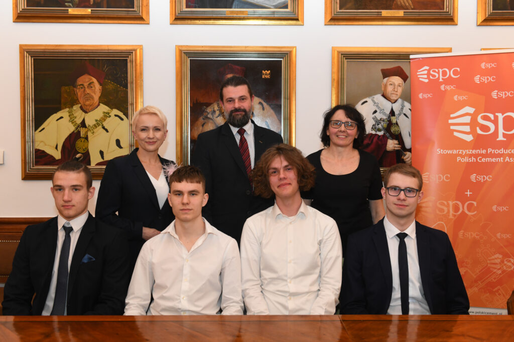 Czterech laureatów pozuje do zdjęcia wraz z nauczycielkami i dr. Marcinem Radoniem