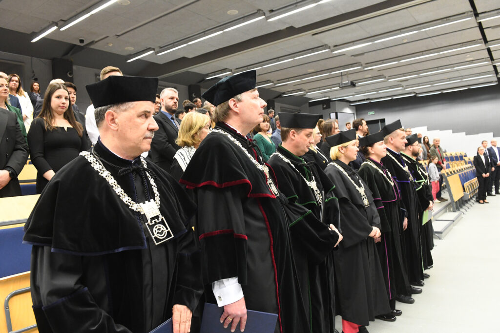 Dziekani w togach podczas promocji doktorskich