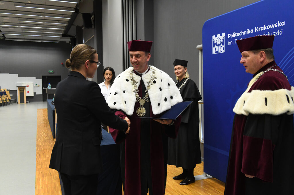 Rektor i prorektor gratulują promowanej pani doktor