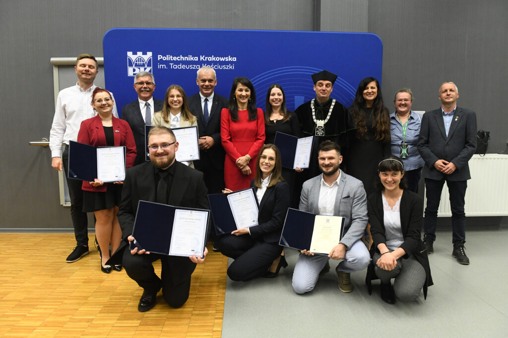 Uczestnicy promocji doktorskich pozują do wspólnego zdjęcia