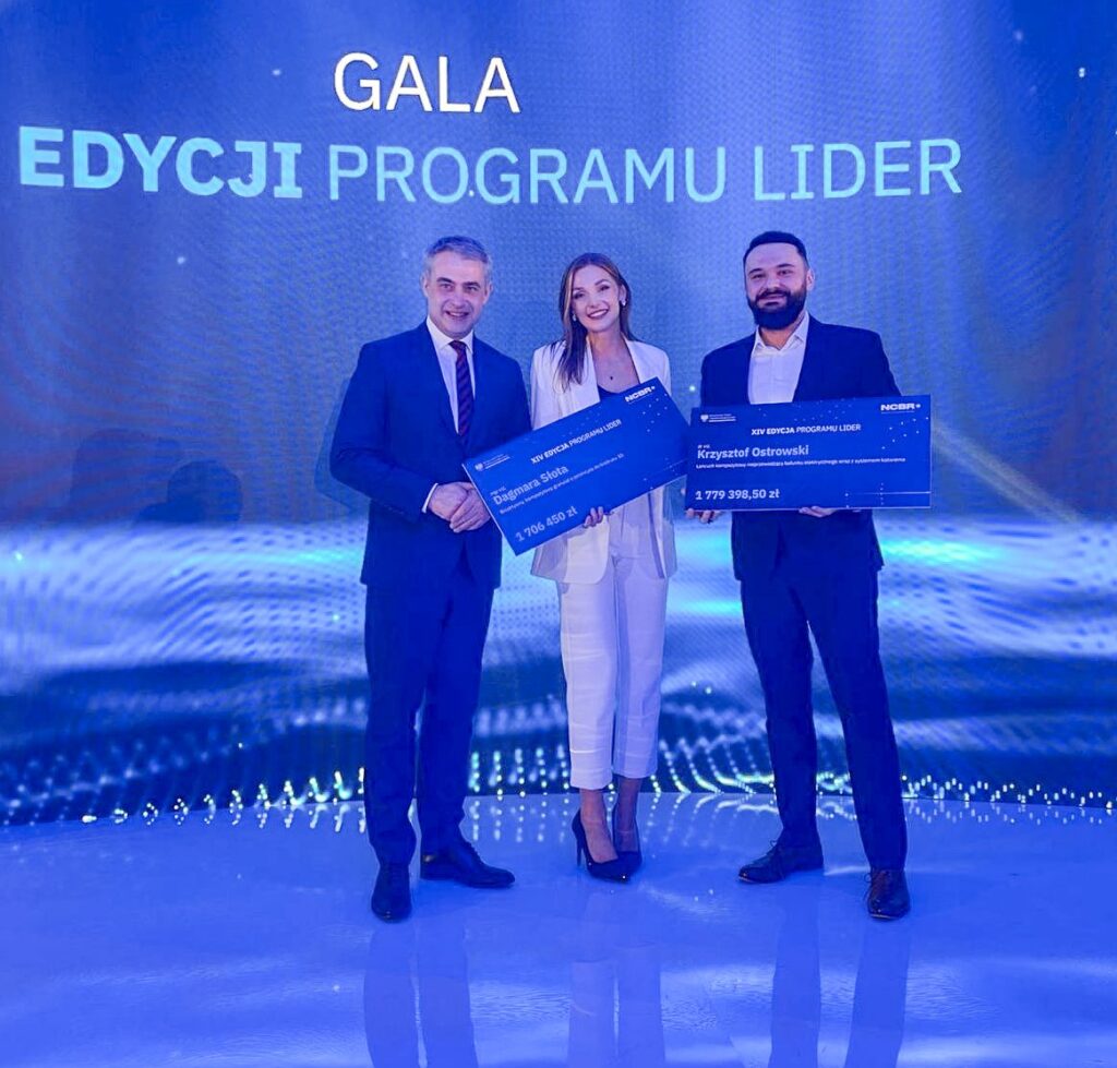 Laureaci programu "Lider" z PK Dagara Słota i Krzysztof Ostrowski z wicepremierem, ministrem cyfryzacji Krzysztofem Gawkowskim