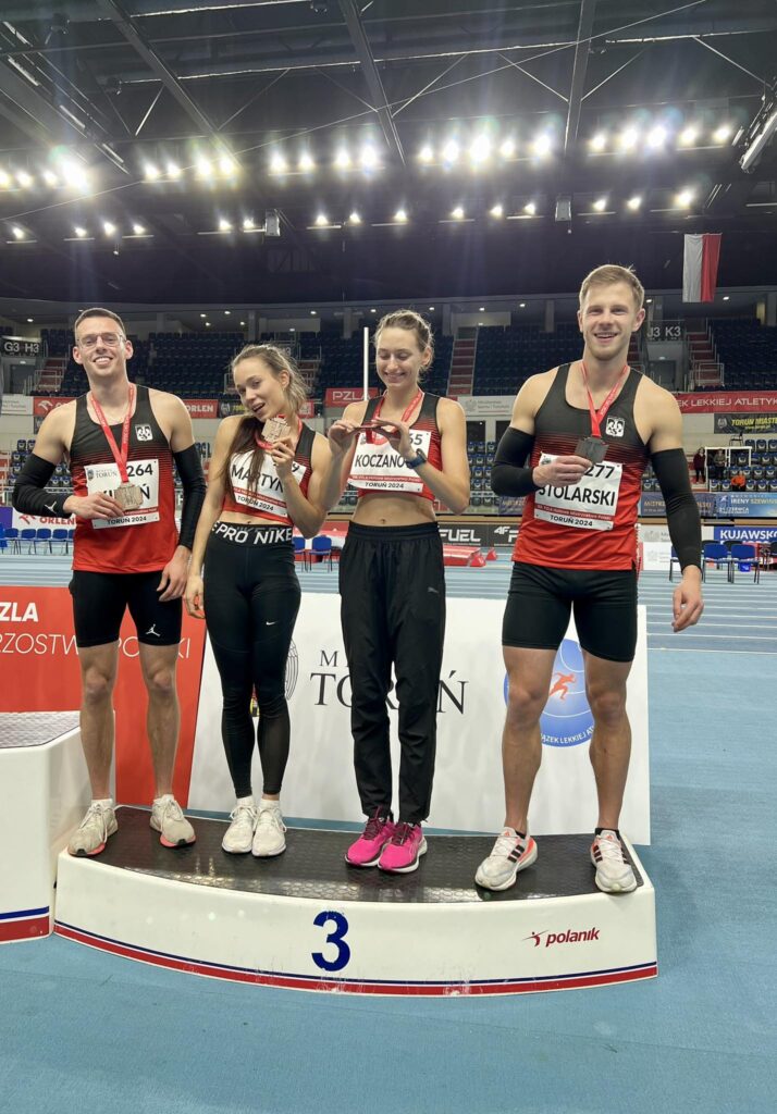 Na trzecim stopniu podium, w strojach do biegania do zdjęcia pozują od lewej: Piotr Kidoń, Katarzyną Martyna, Margarita Koczanowa i Jakub Stolarski 