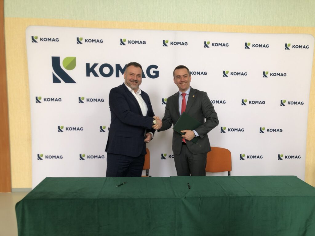 Dyrektor Instytutu Techniki Górniczej KOMAG dr hab. inż. Dariusz Prostański, prof. ITG KOMAG oraz rektor PK prof. dr hab. inż. Andrzej Szarata podpisują porozumienie o współpracy. Panowie siedzą przy stole przykrytym zielonym suknem
