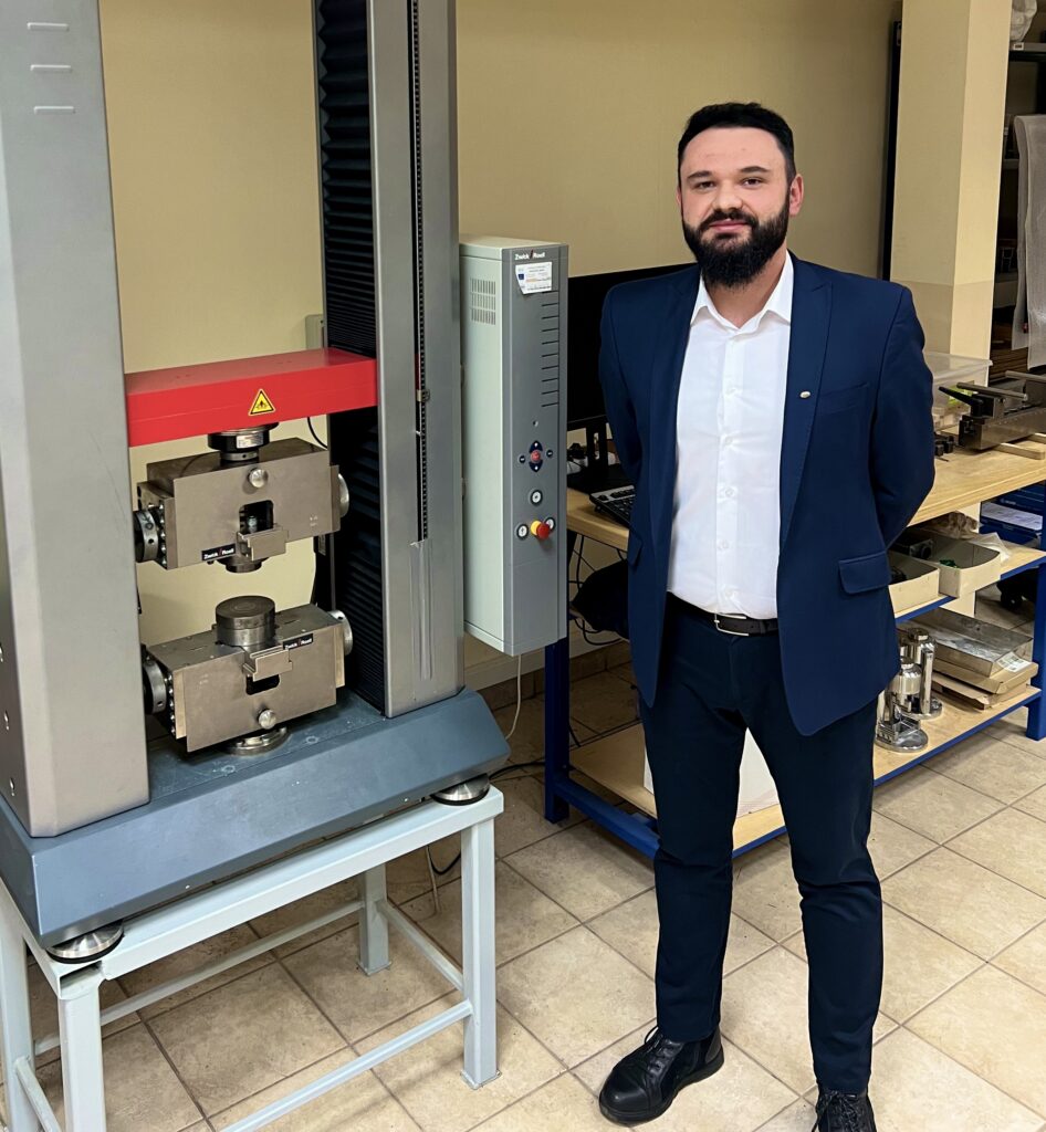 Krzysztof Ostrowski pozuje do zdjęcia w laboratorium