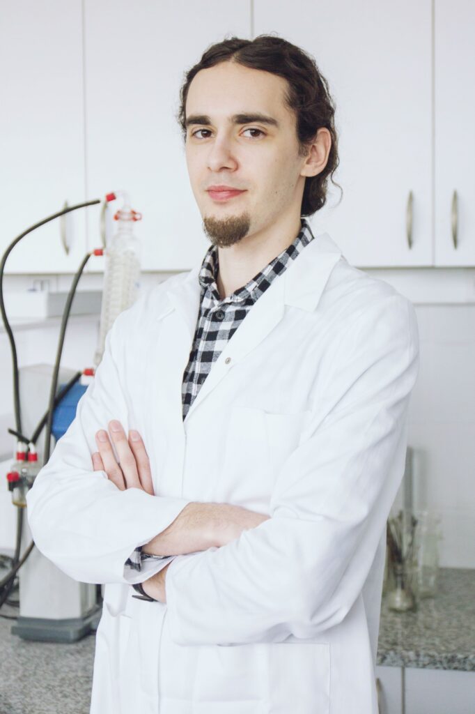 Przemysław Zaręba w fartuchu laboratoryjnym
