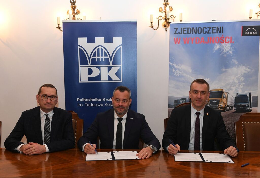 Umowę o współpracy podpisują (od prawej): prof. Andrzej Szarata, rektor Politechniki Krakowskiej, dr Richard Slovák, prezes zarządu MAN Trucks oraz Bogdan Lis, członek zarządu spół ds. personalnych