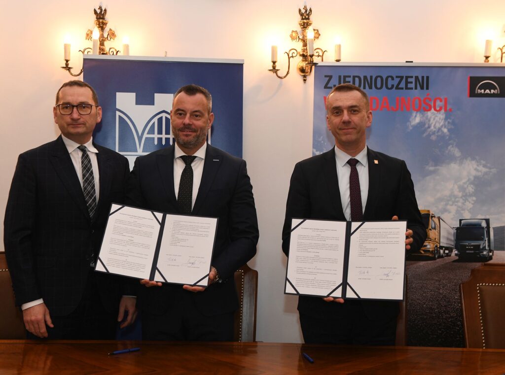 prof. Andrzej Szarata, rektor Politechniki Krakowskiej, dr Richard Slovák, prezes zarządu MAN Trucks oraz Bogdan Lis, członek zarządu spół ds. personalnych pozują do wspólnego zdjęcia
