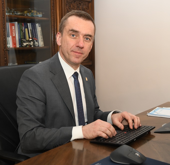 Jak zaprojektować dobry i efektywny transport w mieście? Rozmowa z rektorem PK na łamach miesięcznika „A&B”