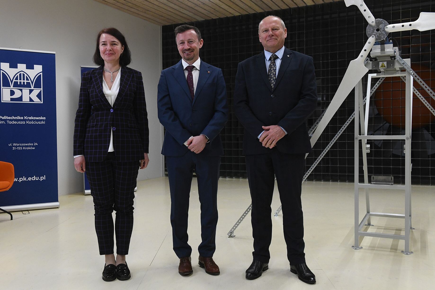 Do wspólnego zdjęcia pozują od lewej: dziekan Domagała, Adam Małysz i prorektor Kapecki