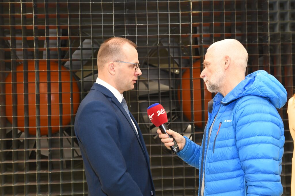 dr Łukasz Flaga udziela wywiadu dziennikarzowi radia ZET