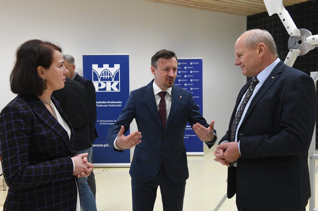 Dziekan wydziału Inżynierii Lądowej prof. PK Lucyna Domagała, prezes PZN Adam Małysz oraz prorektor ds. ogólnych prof. PK Tomasz Kapecki w Laboratorium Aerodynamiki Środowiskowej Politechniki Krakowskiej